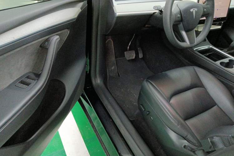 Used Tesla Model Y 2023 Long-Range All-Wheel-Drive Version Driver Seat