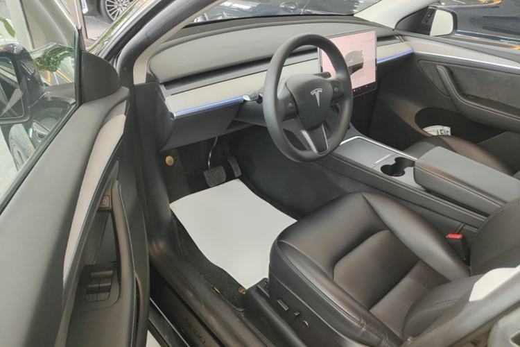 Used Tesla Model Y 2023 Long-Range All-Wheel-Drive Version Driver Seat
