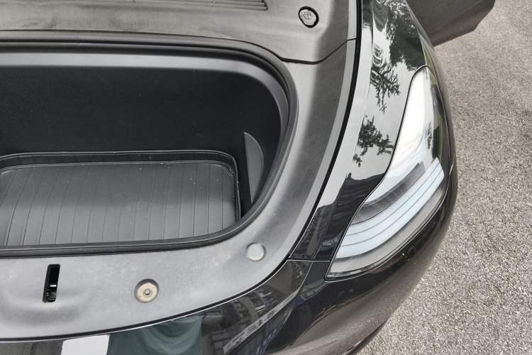 Used Tesla Model Y 2023 Rear-Wheel-Drive Version Engine Bay Left