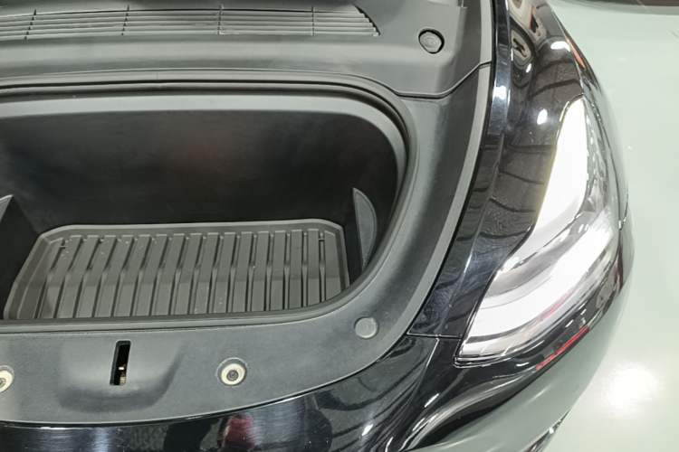 Used Tesla Model Y 2023 Rear-Wheel-Drive Version Engine Bay Left