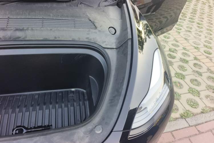 Used Tesla Model Y 2023 Rear-Wheel-Drive Version Engine Bay Left