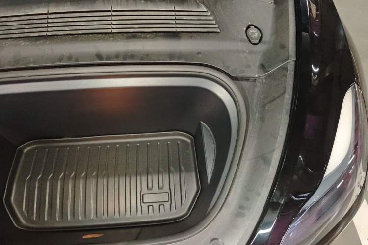 Used Tesla Model Y 2023 Rear-Wheel-Drive Version Engine Bay Left