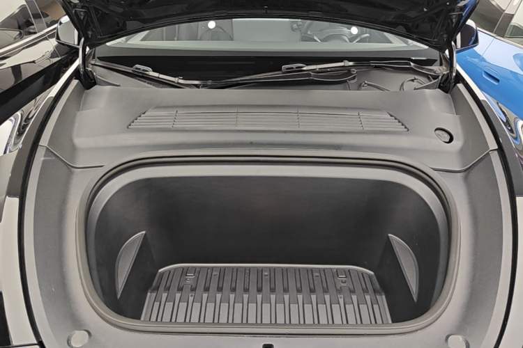 Used Tesla Model Y 2023 Rear-Wheel-Drive Version Engine Bay