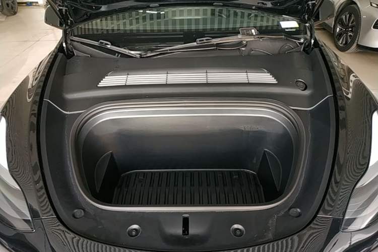 Used Tesla Model Y 2023 Rear-Wheel-Drive Version Engine Bay