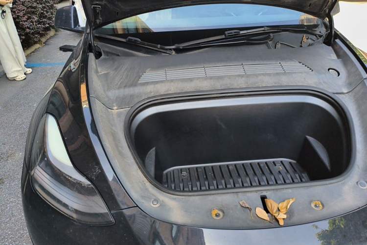 Used Tesla Model Y 2023 Rear-Wheel-Drive Version Engine Bay Right
