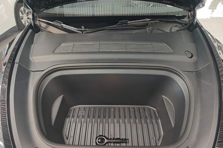 Used Tesla Model Y 2023 Rear-Wheel-Drive Version Engine Bay