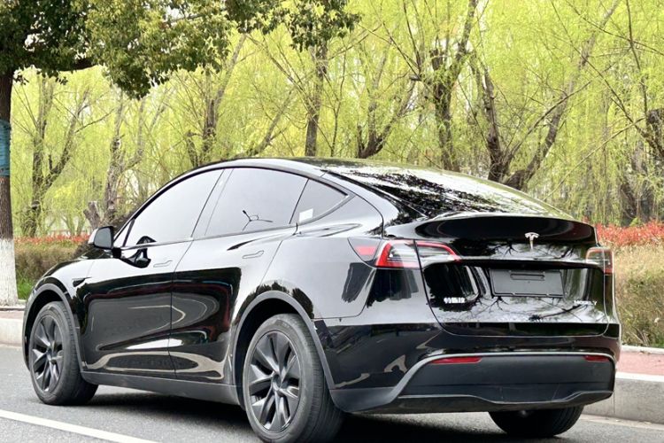 Used Tesla Model Y 2023 Long-Range All-Wheel-Drive Version Exterior 3