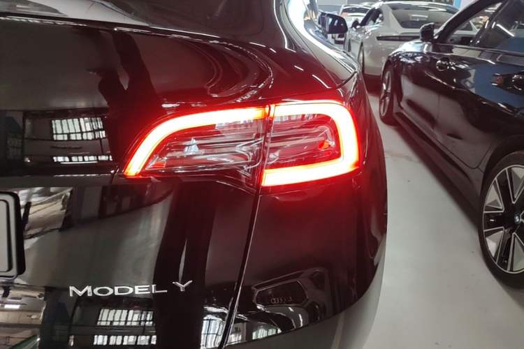 Used Tesla Model Y 2023 Long-Range All-Wheel-Drive Version Exterior 3