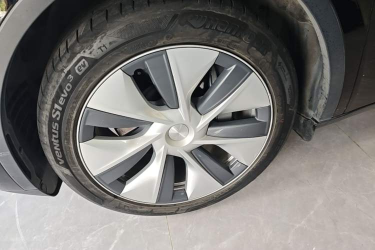 Used Tesla Model Y 2023 Long-Range All-Wheel-Drive Version Exterior 4