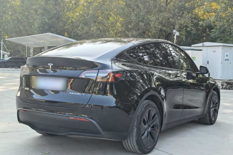 Used Tesla Model Y 2023 Long-Range All-Wheel-Drive Version Exterior 4