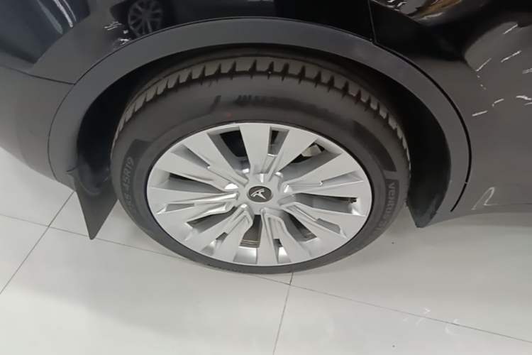 Used Tesla Model Y 2023 Long-Range All-Wheel-Drive Version Exterior 5