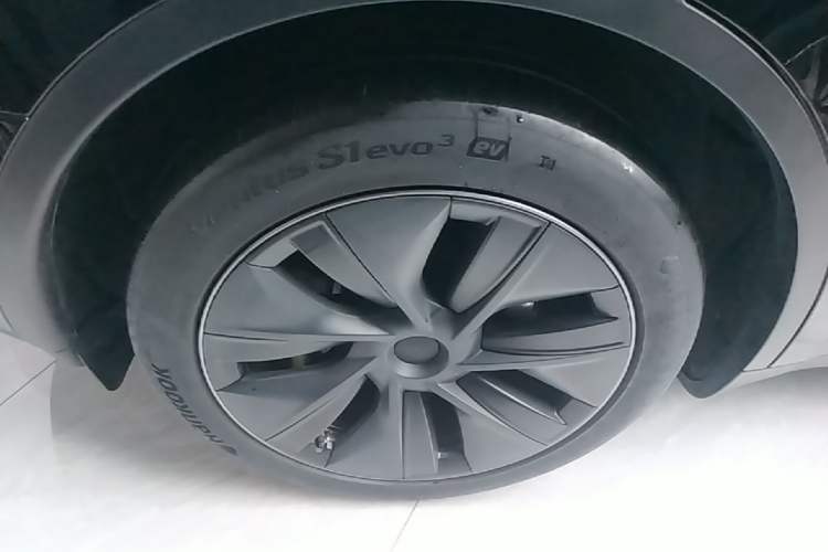 Used Tesla Model Y 2023 Long-Range All-Wheel-Drive Version Exterior 5
