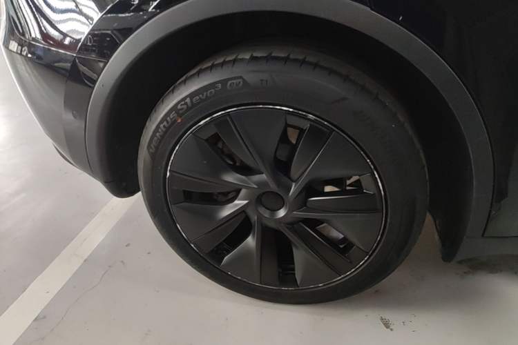 Used Tesla Model Y 2023 Long-Range All-Wheel-Drive Version Exterior 5