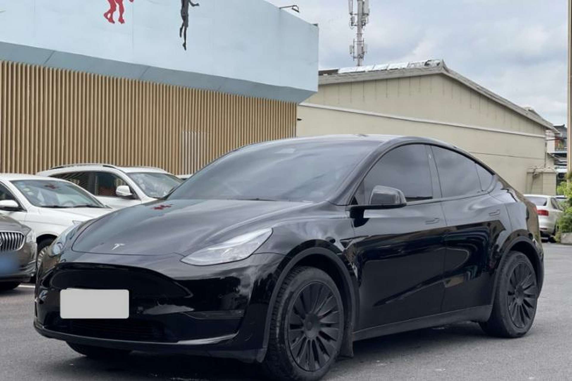 Used Tesla Model Y 2023 Long-Range All-Wheel-Drive Version Front Left 45 Deg