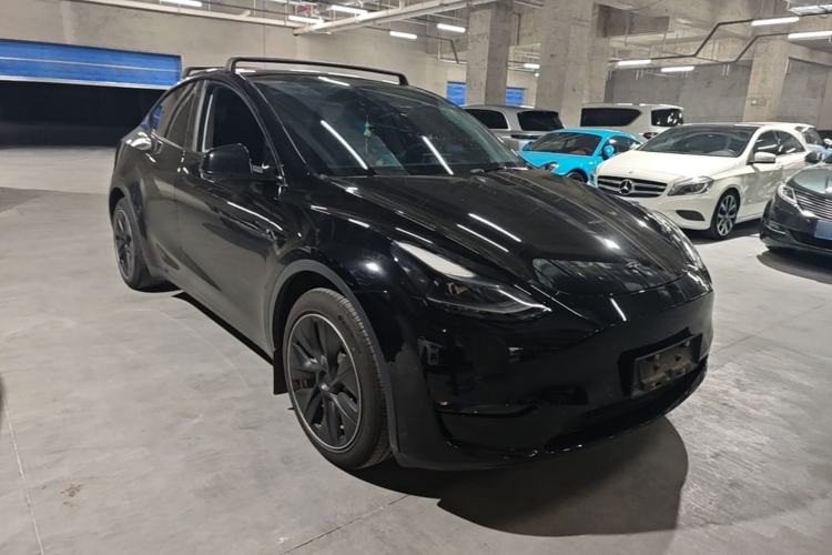 Used Tesla Model Y 2023 Long-Range All-Wheel-Drive Version Front Right 45 Deg