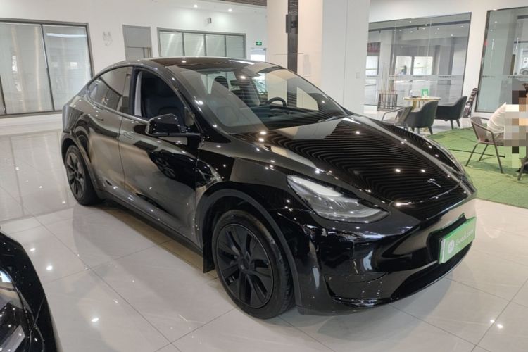 Used Tesla Model Y 2023 Rear-Wheel-Drive Version Front Right 45 Deg