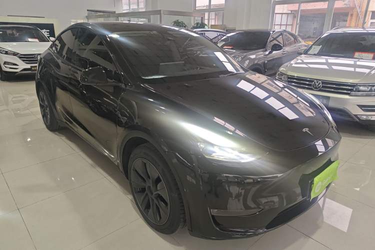 Used Tesla Model Y 2023 Long-Range All-Wheel-Drive Version Front Right 45 Deg