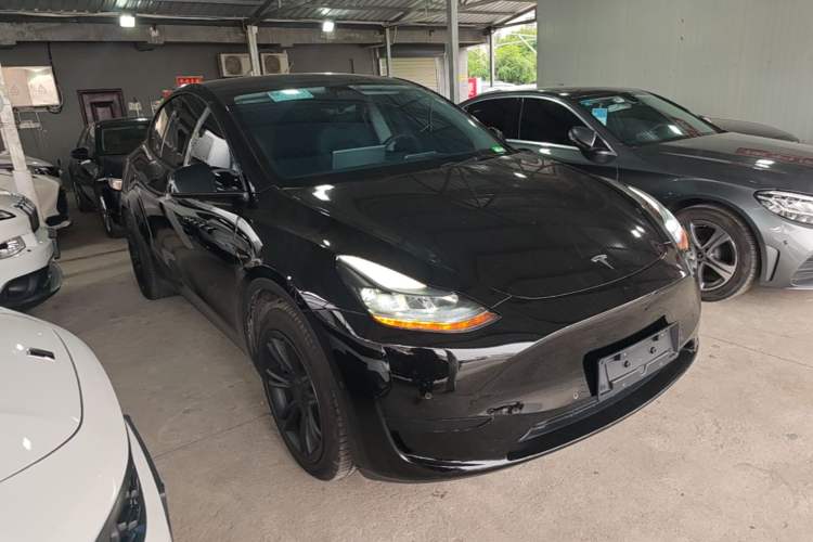 Used Tesla Model Y 2023 Rear-Wheel-Drive Version Front Right 45 Deg