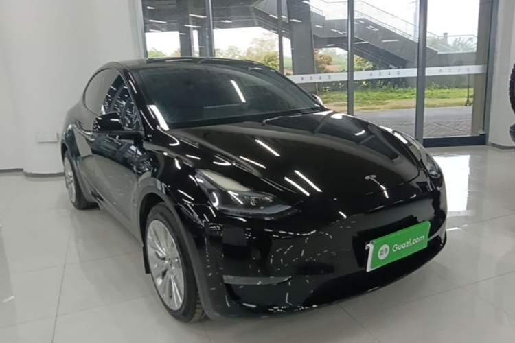 Used Tesla Model Y 2023 Long-Range All-Wheel-Drive Version Front Right 45 Deg