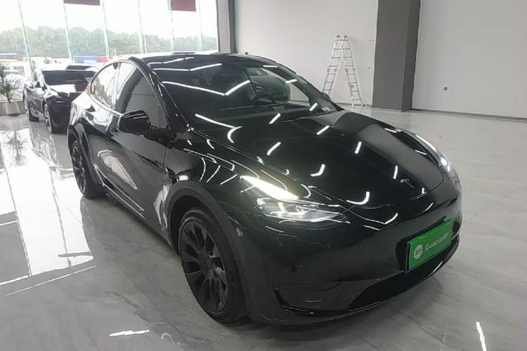 Used Tesla Model Y 2023 Rear-Wheel-Drive Version Front Right 45 Deg