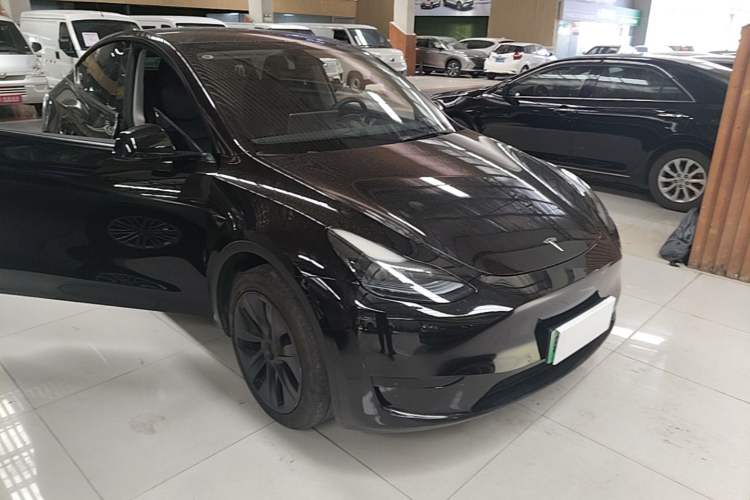 Used Tesla Model Y 2023 Rear-Wheel-Drive Version Front Right 45 Deg