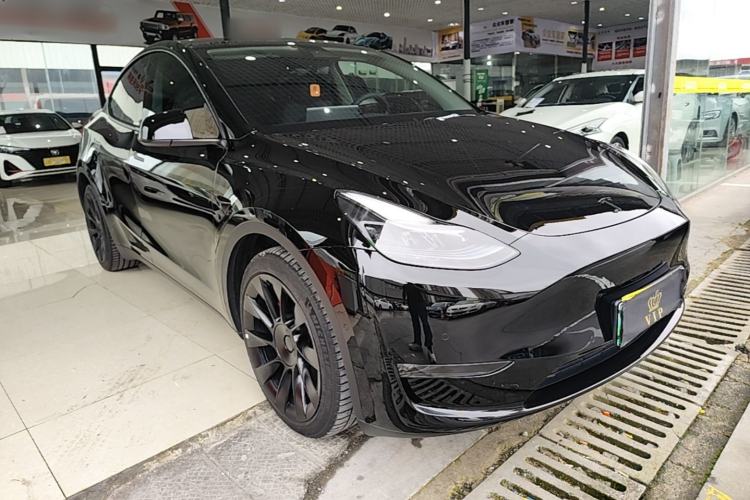 Used Tesla Model Y 2023 Long-Range All-Wheel-Drive Version Front Right 45 Deg
