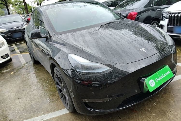 Used Tesla Model Y 2023 Long-Range All-Wheel-Drive Version Front Right 45 Deg