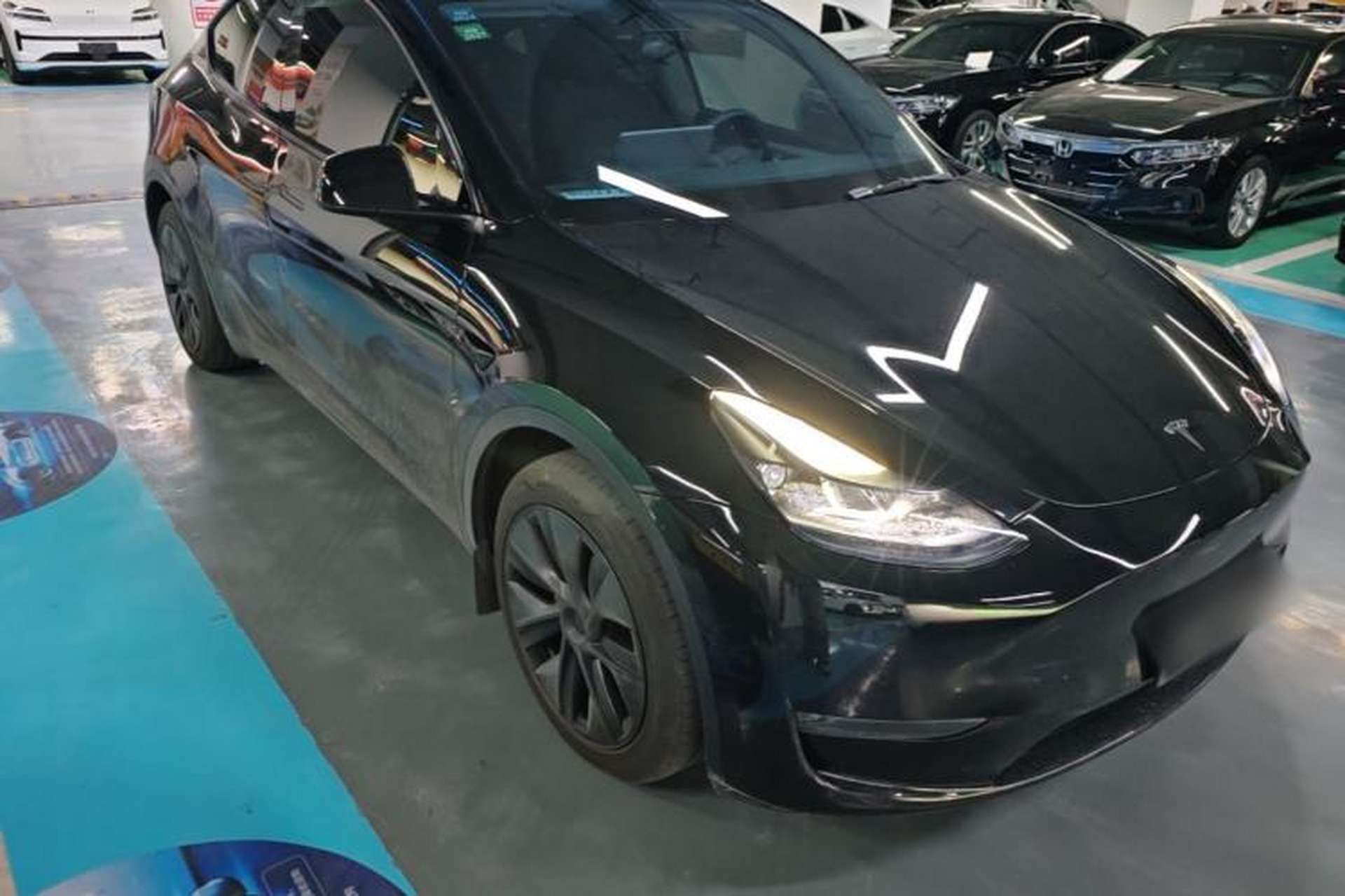 Used Tesla Model Y 2023 Long-Range All-Wheel-Drive Version Front Right 45 Deg