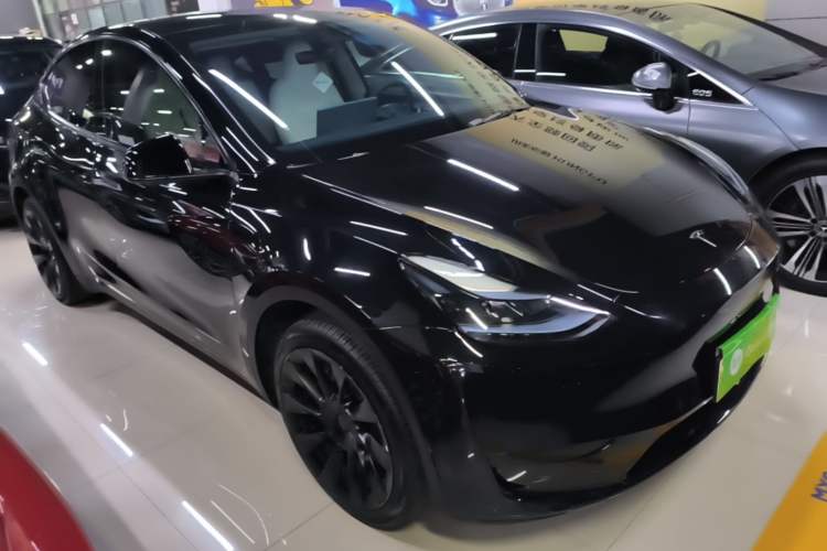 Used Tesla Model Y 2023 Rear-Wheel-Drive Version Front Right 45 Deg