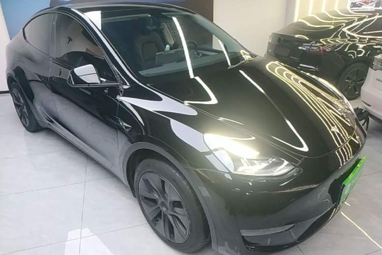 Used Tesla Model Y 2023 Long-Range All-Wheel-Drive Version Front Right 45 Deg
