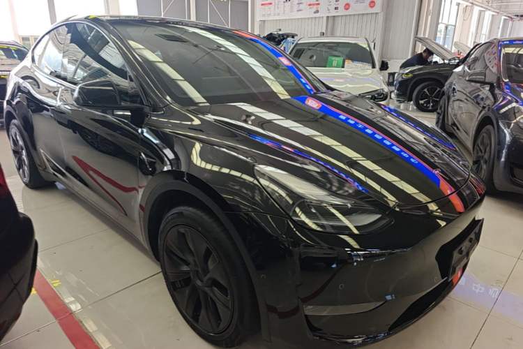 Used Tesla Model Y 2023 Long-Range All-Wheel-Drive Version Front Right 45 Deg