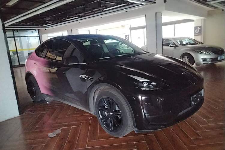 Used Tesla Model Y 2023 Long-Range All-Wheel-Drive Version Front Right 45 Deg