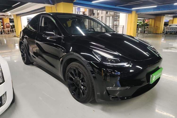 Used Tesla Model Y 2023 Long-Range All-Wheel-Drive Version Front Right 45 Deg