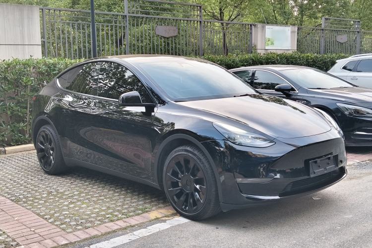 Used Tesla Model Y 2023 Long-Range All-Wheel-Drive Version Front Right 45 Deg