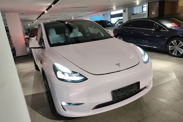 Used Tesla Model Y 2023 Long-Range All-Wheel-Drive Version Front Right 45 Deg