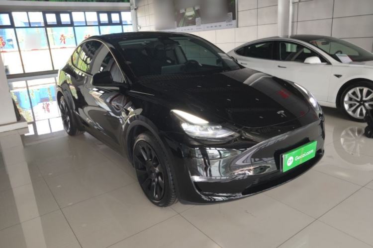 Used Tesla Model Y 2023 Long-Range All-Wheel-Drive Version Front Right 45 Deg