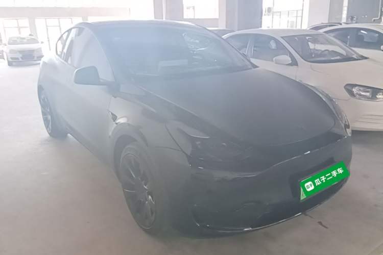 Used Tesla Model Y 2023 Long-Range All-Wheel-Drive Version Front Right 45 Deg