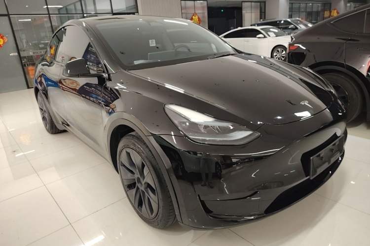 Used Tesla Model Y 2023 Rear-Wheel-Drive Version Front Right 45 Deg