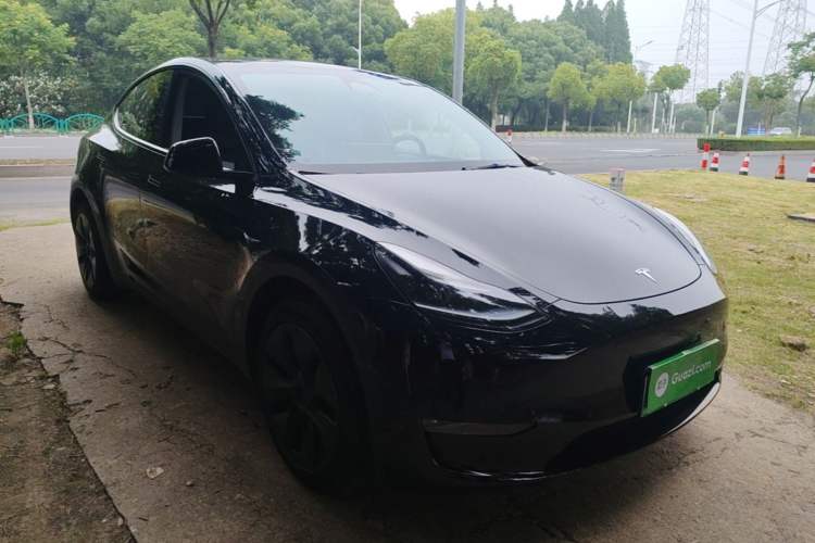 Used Tesla Model Y 2023 Long-Range All-Wheel-Drive Version Front Right 45 Deg