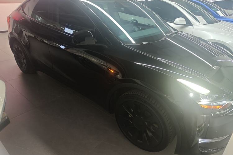 Used Tesla Model Y 2023 Long-Range All-Wheel-Drive Version Front Right 45 Deg