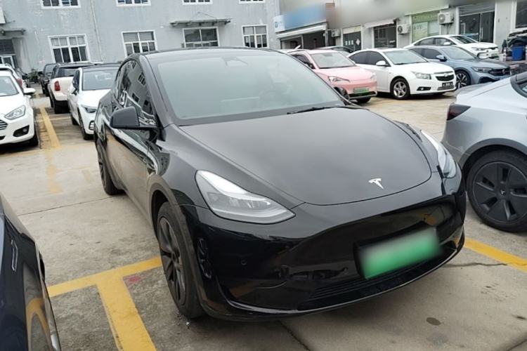 Used Tesla Model Y 2023 Rear-Wheel-Drive Version Front Right 45 Deg
