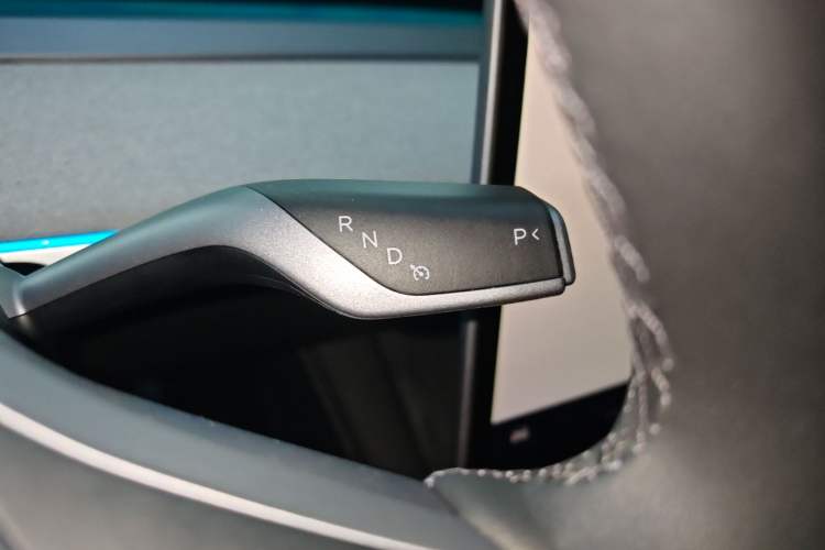 Used Tesla Model Y 2023 High-Performance All-Wheel-Drive Version Gear Lever