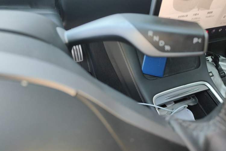 Used Tesla Model Y 2023 High-Performance All-Wheel-Drive Version Gear Lever