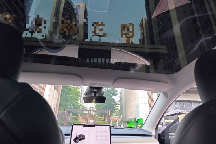 Used Tesla Model Y 2023 Long-Range All-Wheel-Drive Version Headliner