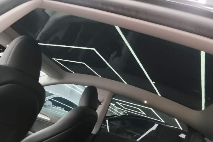 Used Tesla Model Y 2023 Long-Range All-Wheel-Drive Version Headliner