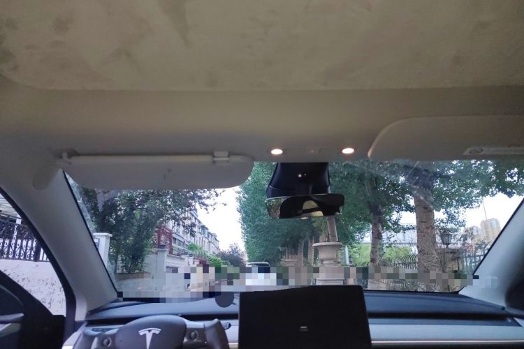 Used Tesla Model Y 2023 Long-Range All-Wheel-Drive Version Headliner