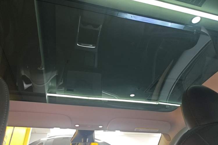 Used Tesla Model Y 2023 Long-Range All-Wheel-Drive Version Headliner