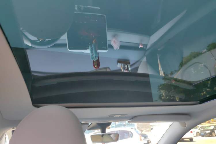 Used Tesla Model Y 2023 Long-Range All-Wheel-Drive Version Headliner