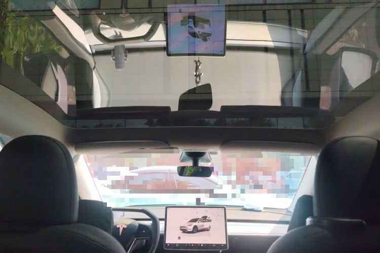 Used Tesla Model Y 2023 Long-Range All-Wheel-Drive Version Headliner
