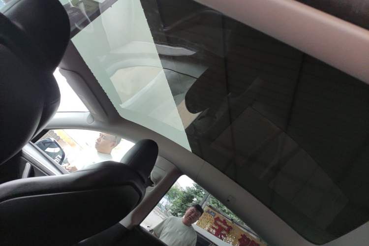 Used Tesla Model Y 2023 Long-Range All-Wheel-Drive Version Headliner